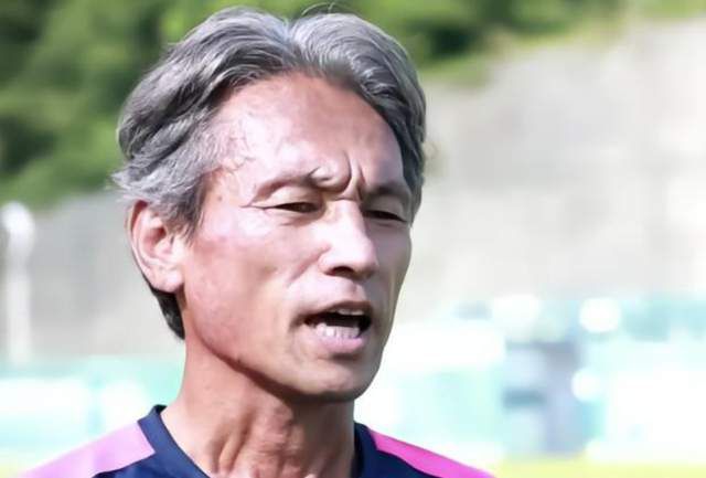 说着，罗格斯又道：也就是说你必须得把你儿子接到军方提供的实验室，药品也将由军方严加看管，每天服药的时候，药品也将由军方指定的医生给你儿子喂服。